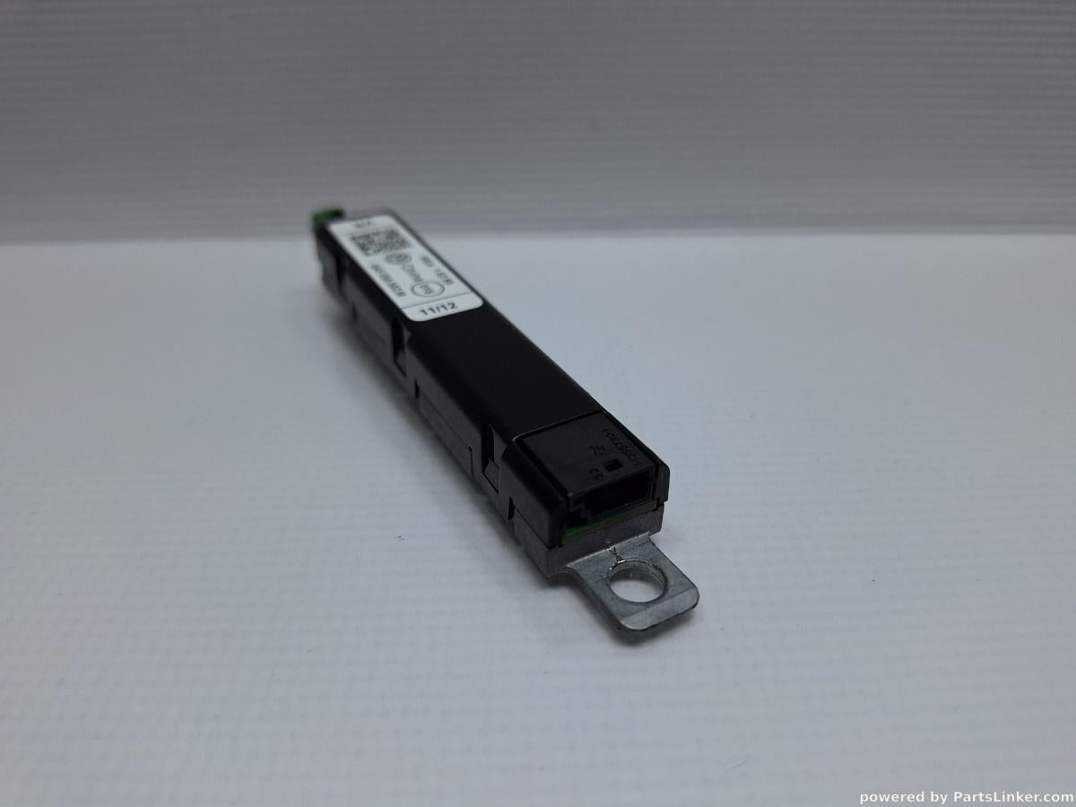 Aplificator antena radio VOLKSWAGEN PASSAT Variant (365) [ 2010 - 2014 ], VOLKSWAGEN PASSAT (365) [ 2010 - 2014 ] 1.6 TDi BlueMotion (CAYC) 77KW|105HP OEM 3AF035552M