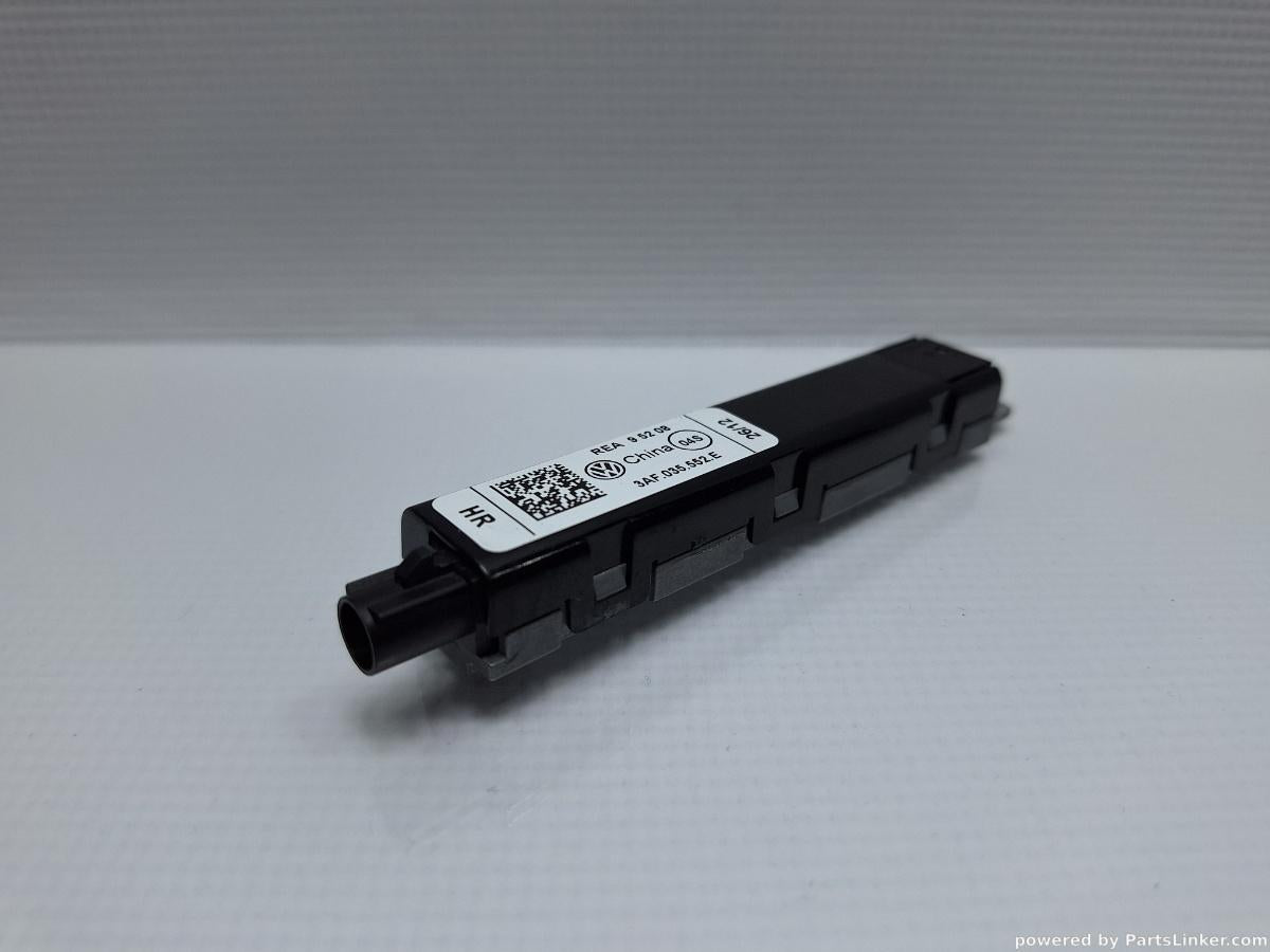 Amplificator antena radio VOLKSWAGEN PASSAT Variant (365) [ 2010 - 2014 ], VOLKSWAGEN PASSAT (365) [ 2010 - 2014 ] 1.6 TDi BlueMotion (CAYC) 77KW|105HP OEM 3AF035552E