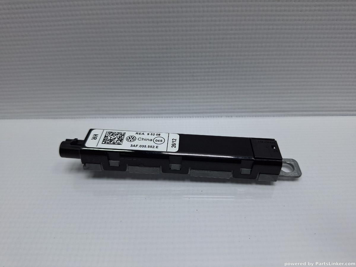 Amplificator antena radio VOLKSWAGEN PASSAT Variant (365) [ 2010 - 2014 ], VOLKSWAGEN PASSAT (365) [ 2010 - 2014 ] 1.6 TDi BlueMotion (CAYC) 77KW|105HP OEM 3AF035552E