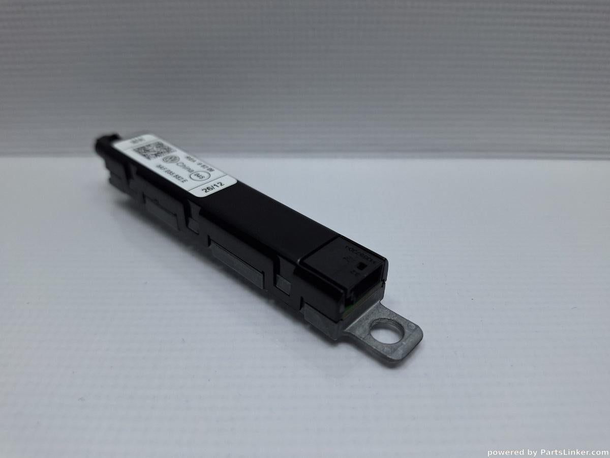 Amplificator antena radio VOLKSWAGEN PASSAT Variant (365) [ 2010 - 2014 ], VOLKSWAGEN PASSAT (365) [ 2010 - 2014 ] 1.6 TDi BlueMotion (CAYC) 77KW|105HP OEM 3AF035552E