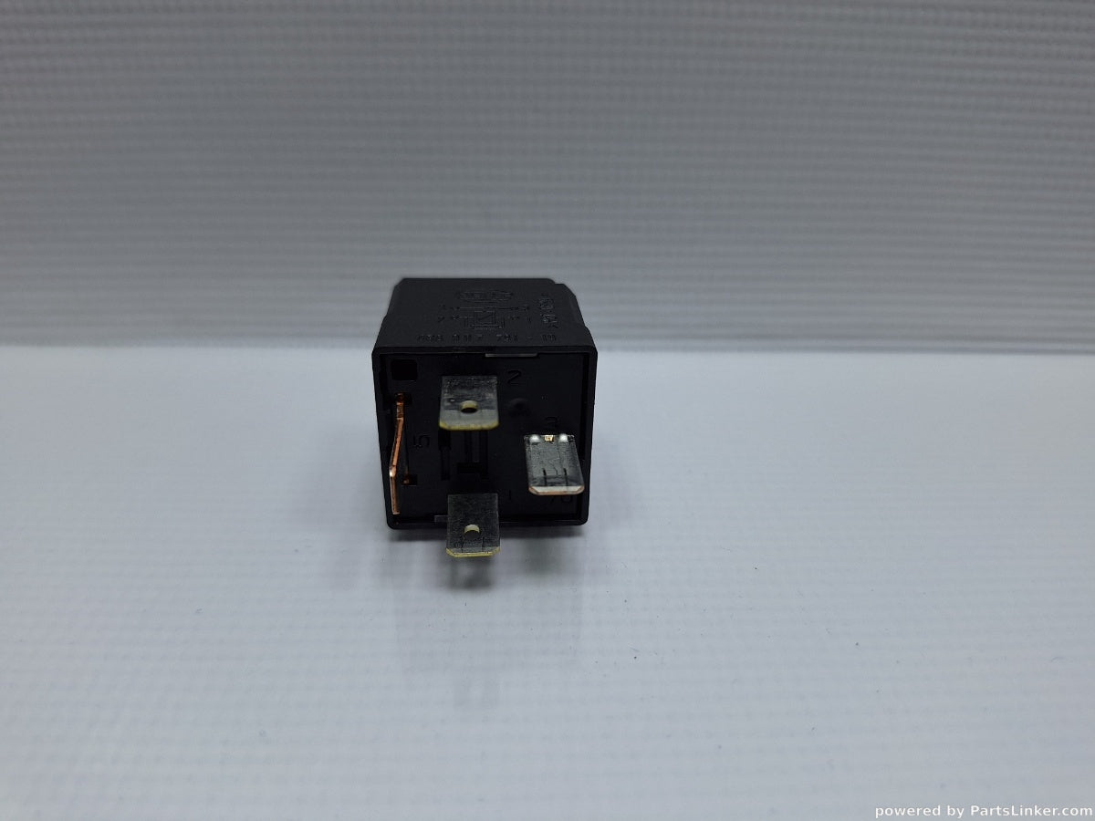 Releu 643 VOLKSWAGEN PASSAT (365) [ 2010 - 2014 ] 1.6 TDi BlueMotion (CAYC) 77KW|105HP 8K0951253