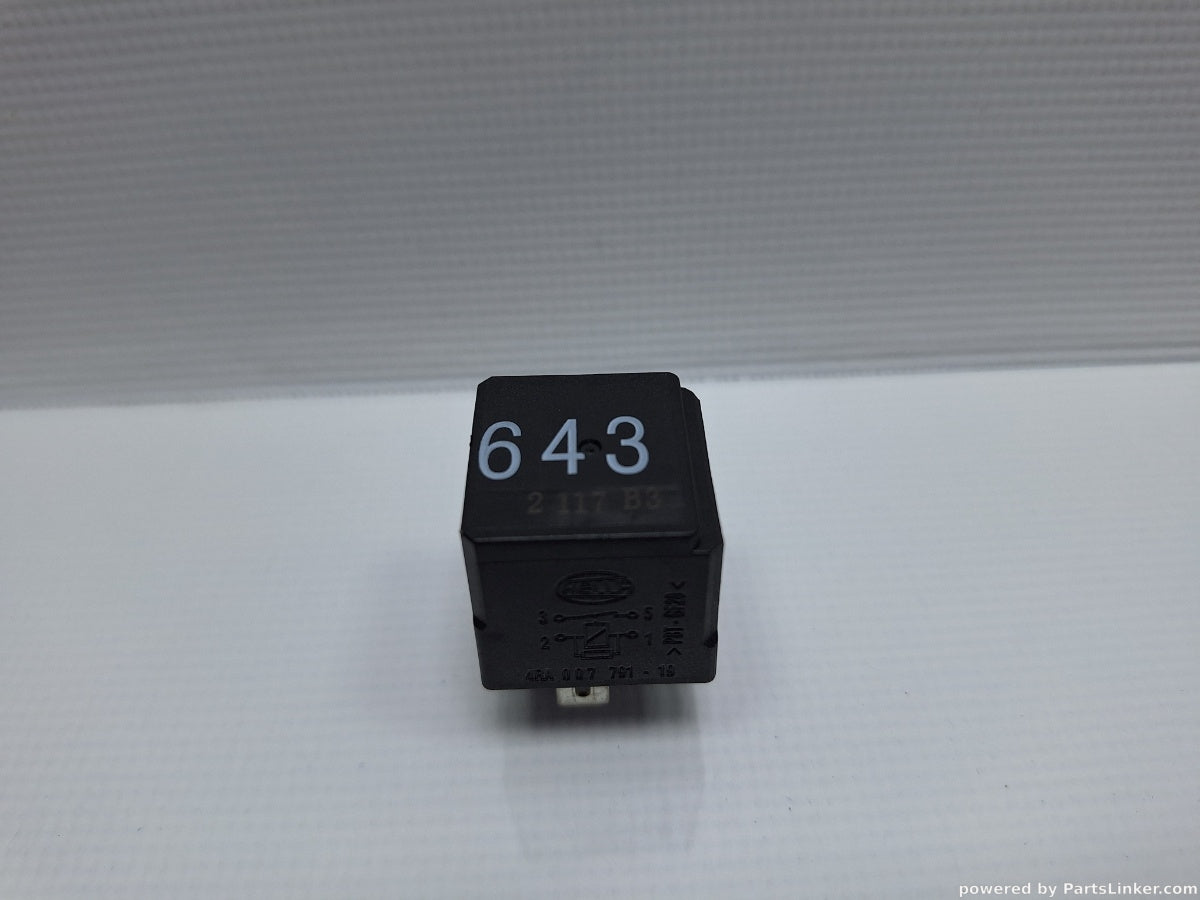 Releu 643 VOLKSWAGEN PASSAT (365) [ 2010 - 2014 ] 1.6 TDi BlueMotion (CAYC) 77KW|105HP 8K0951253