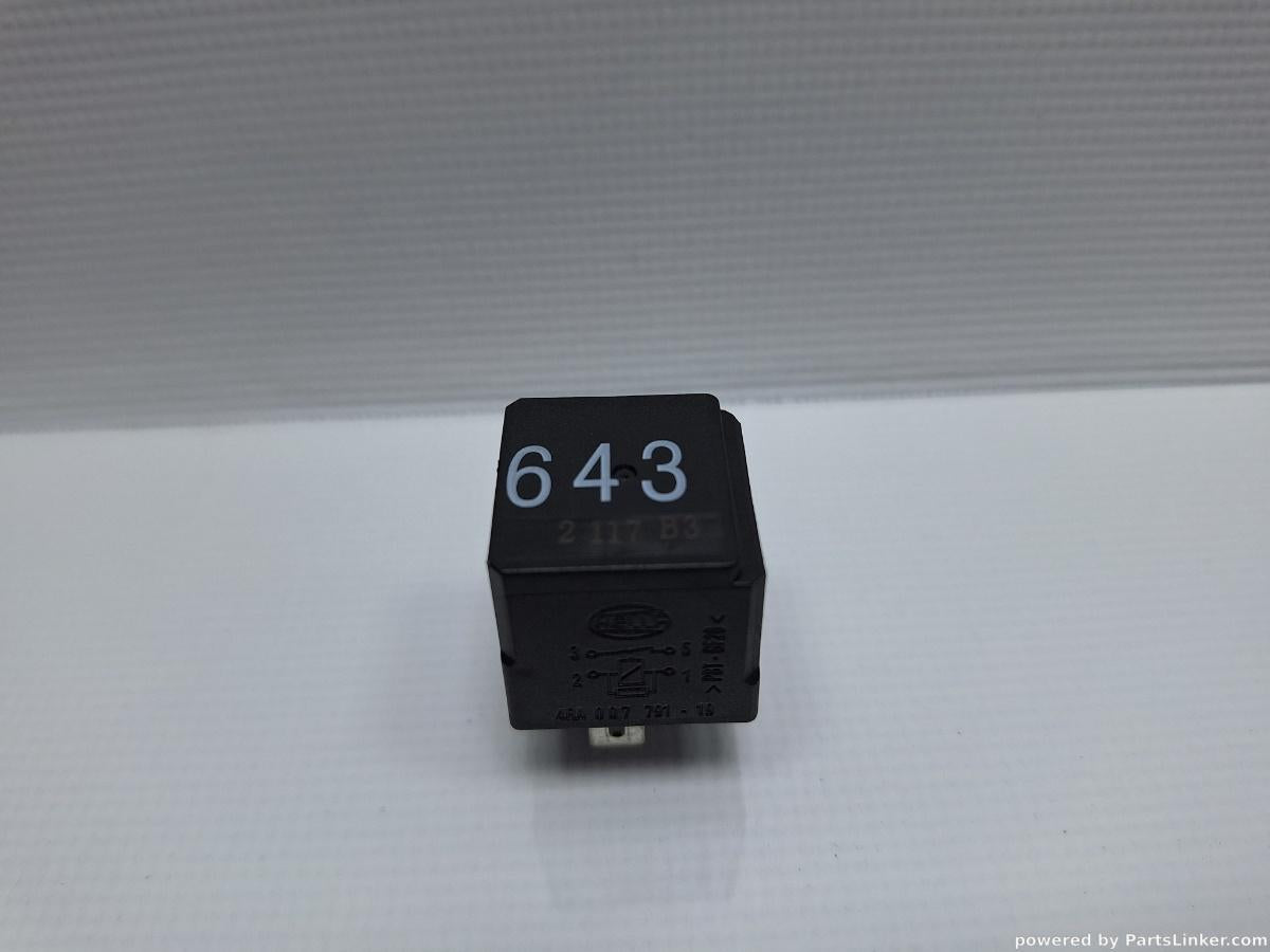 Releu 643 VOLKSWAGEN PASSAT Variant (365) [ 2010 - 2014 ], VOLKSWAGEN PASSAT (365) [ 2010 - 2014 ] 1.6 TDi BlueMotion (CAYC) 77KW|105HP OEM 8K0951253