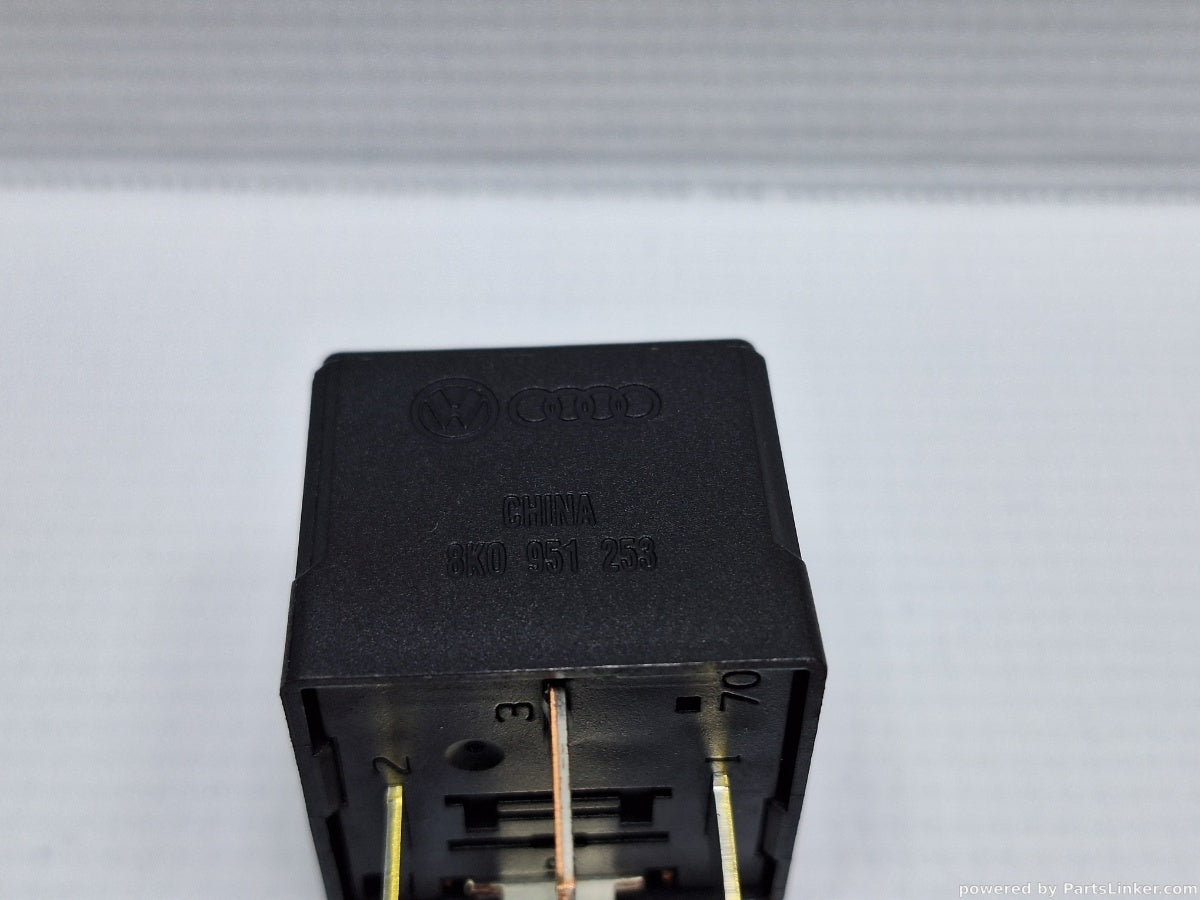 Releu 643 VOLKSWAGEN PASSAT (365) [ 2010 - 2014 ] 1.6 TDi BlueMotion (CAYC) 77KW|105HP 8K0951253