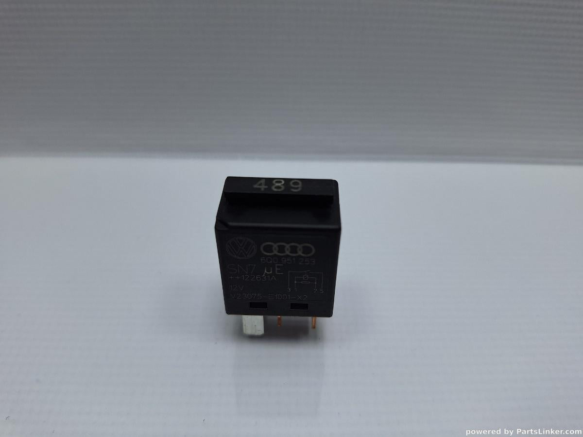 Releu 489 VOLKSWAGEN PASSAT Variant (365) [ 2010 - 2014 ], VOLKSWAGEN PASSAT (365) [ 2010 - 2014 ] 1.6 TDi BlueMotion (CAYC) 77KW|105HP OEM 6Q0951253