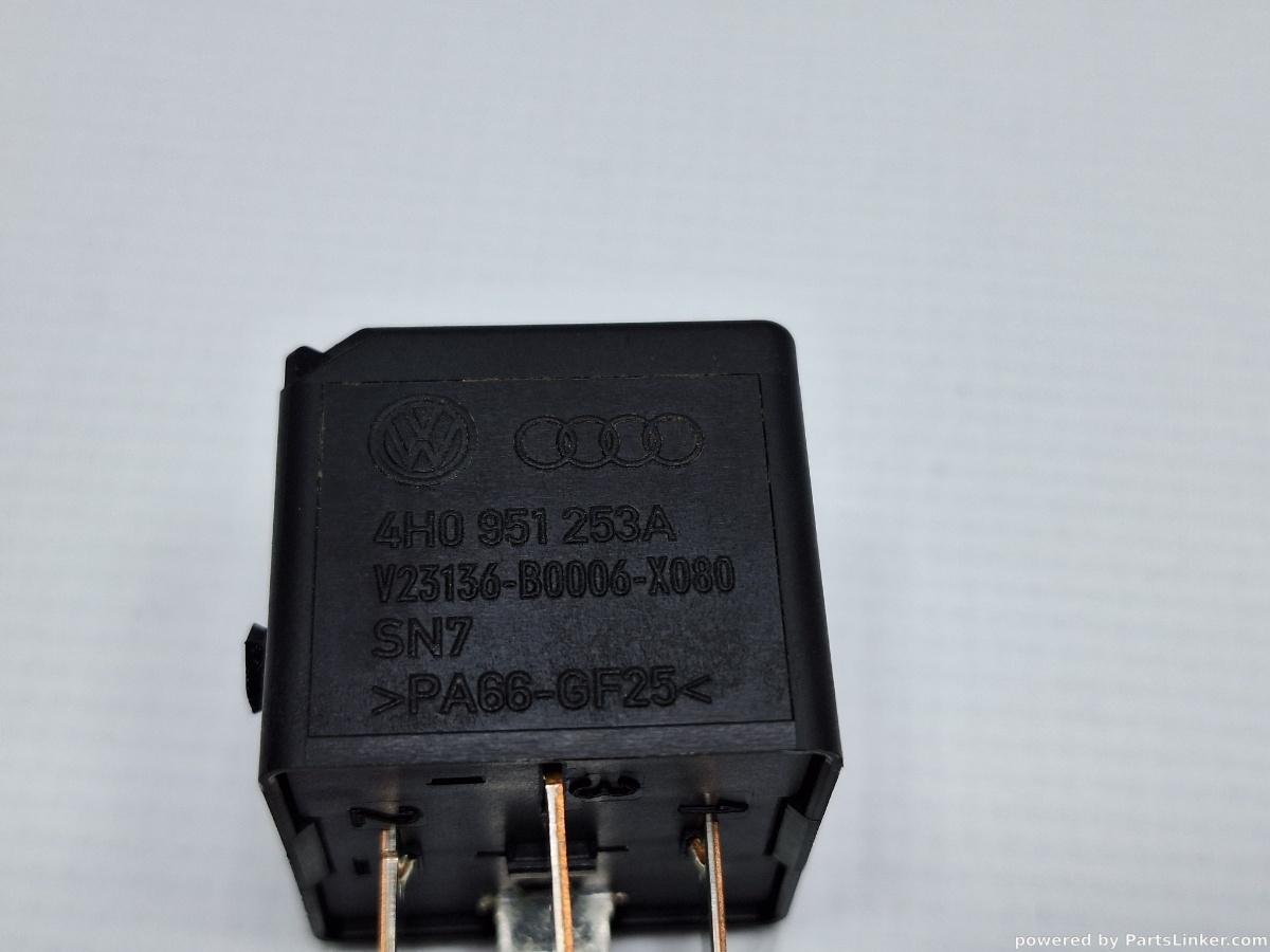 Releu 645 VOLKSWAGEN PASSAT Variant (365) [ 2010 - 2014 ], VOLKSWAGEN PASSAT (365) [ 2010 - 2014 ] 1.6 TDi BlueMotion (CAYC) 77KW|105HP OEM 4H0951253A