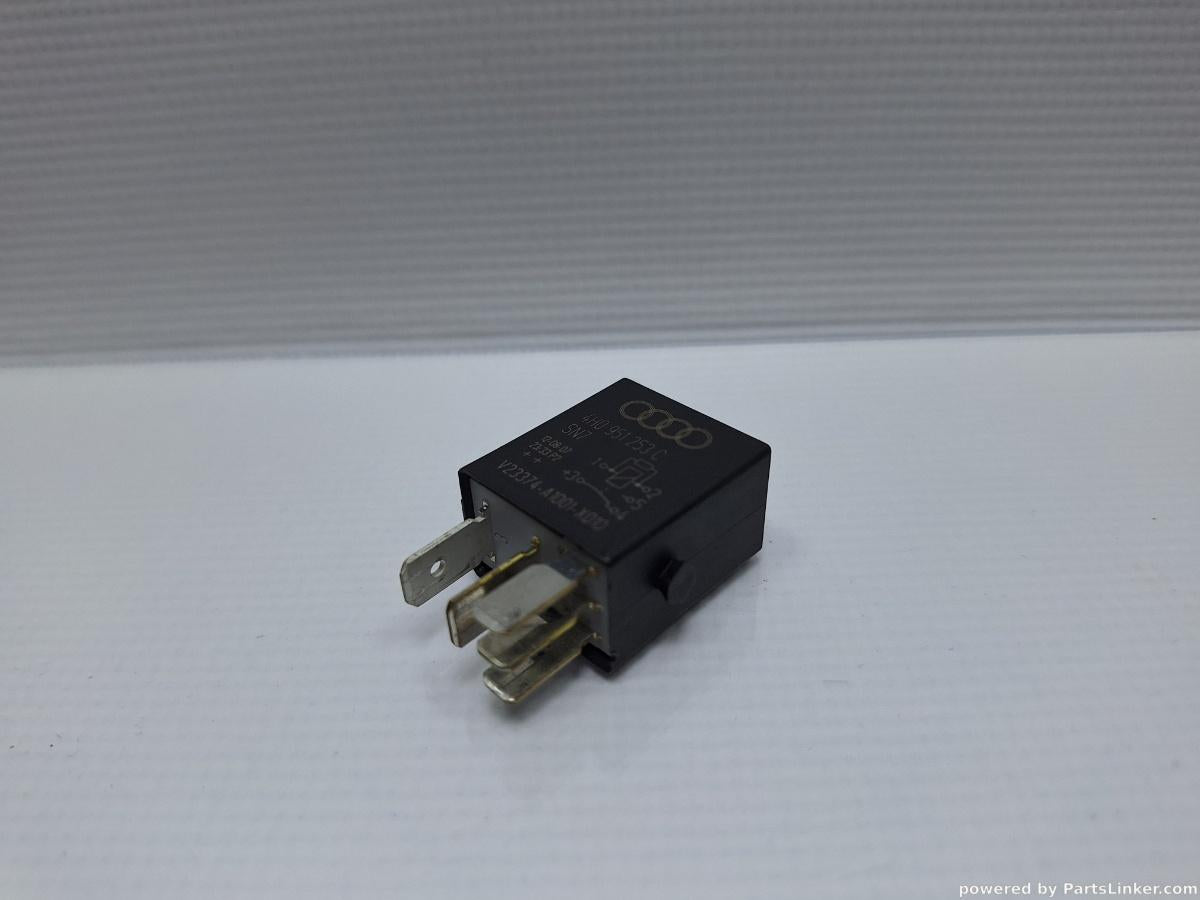 Releu 646 VOLKSWAGEN PASSAT Variant (365) [ 2010 - 2014 ], VOLKSWAGEN PASSAT (365) [ 2010 - 2014 ] 1.6 TDi BlueMotion (CAYC) 77KW|105HP OEM 4H0951253C