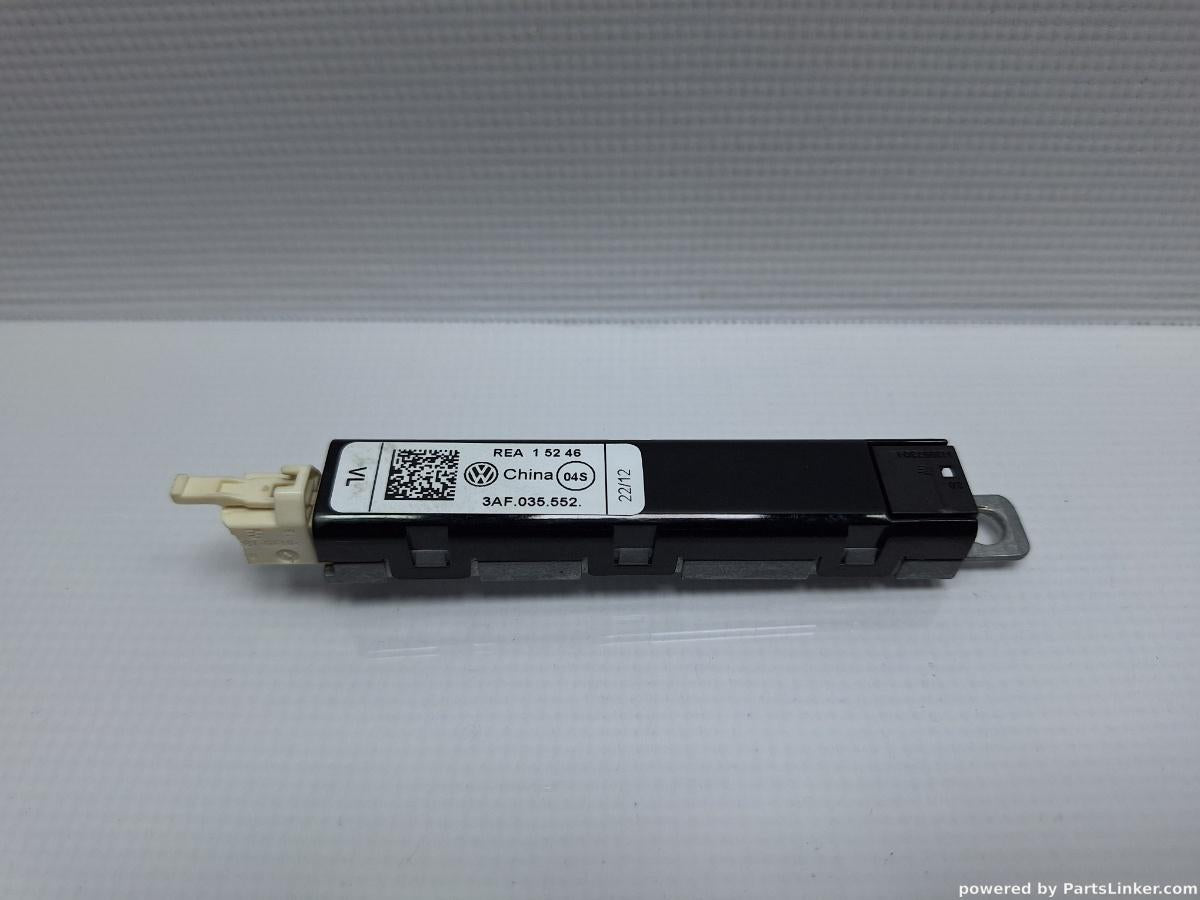 Amplificator antena radio VOLKSWAGEN PASSAT Variant (365) [ 2010 - 2014 ], VOLKSWAGEN PASSAT (365) [ 2010 - 2014 ] 1.6 TDi BlueMotion (CAYC) 77KW|105HP OEM 3AF035552