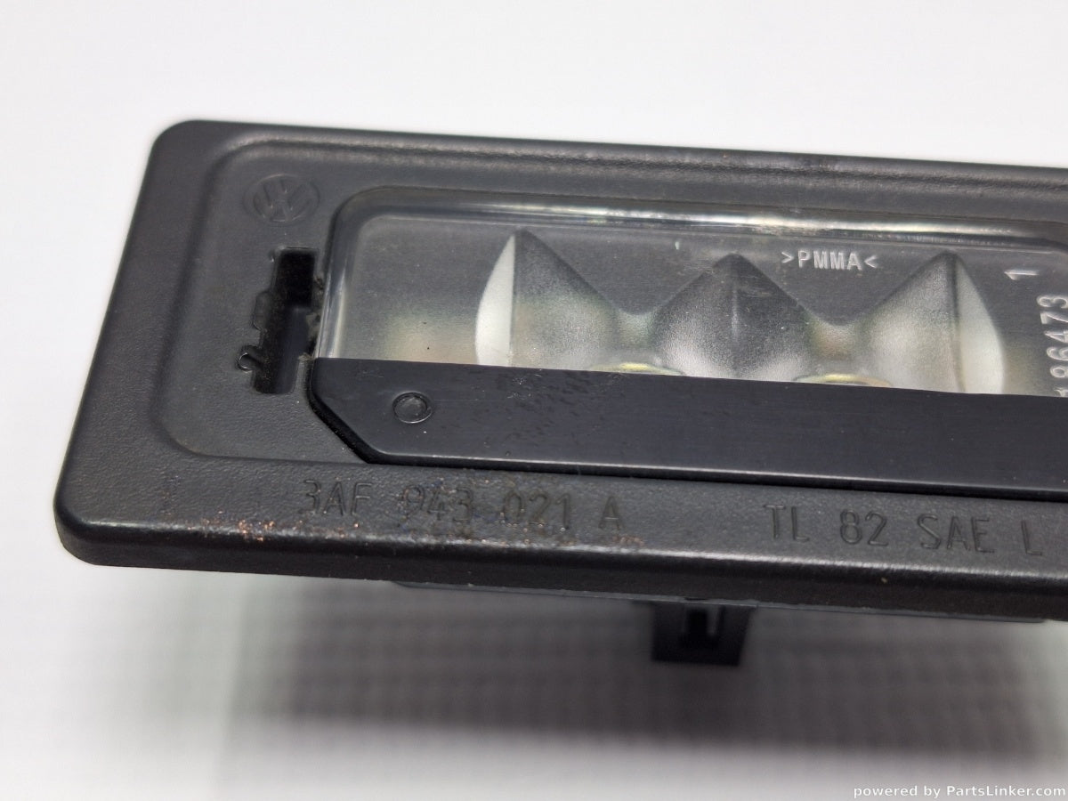 Lampa stop numar VOLKSWAGEN PASSAT (365) [ 2010 - 2014 ] 1.6 TDi BlueMotion (CAYC) 77KW|105HP 3AF943021A