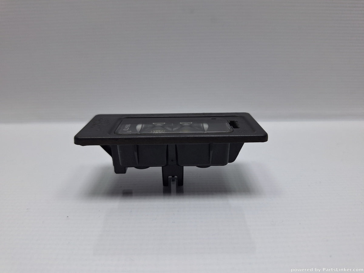 Lampa stop numar VOLKSWAGEN PASSAT (365) [ 2010 - 2014 ] 1.6 TDi BlueMotion (CAYC) 77KW|105HP 3AF943021A