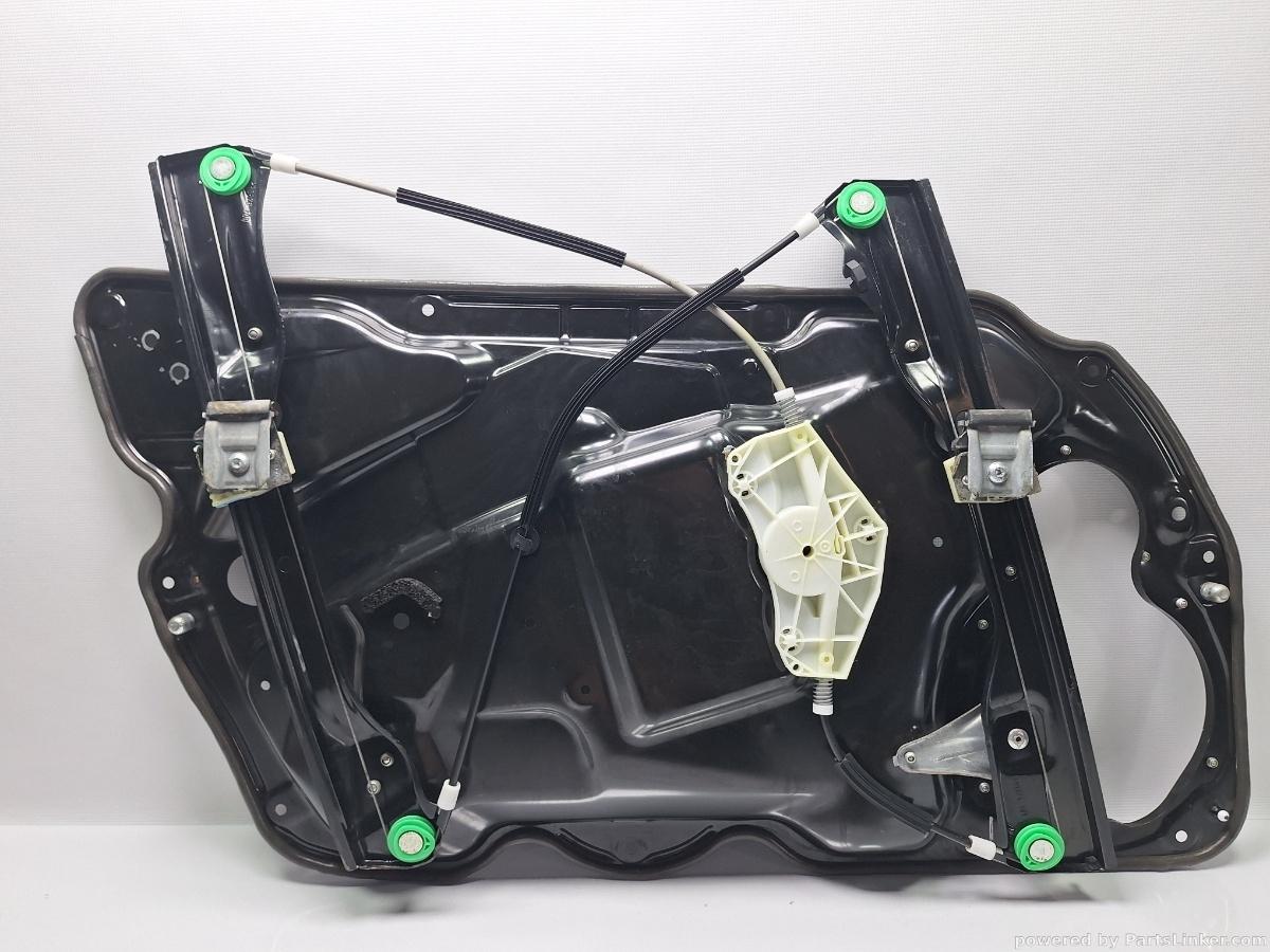Macara geam dreapta fata VOLKSWAGEN PASSAT Variant (365) [ 2010 - 2014 ], VOLKSWAGEN PASSAT (365) [ 2010 - 2014 ] 1.6 TDi BlueMotion (CAYC) 77KW|105HP OEM 3AA837756