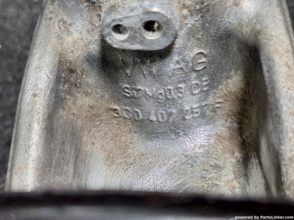 Fuzeta stanga fata VOLKSWAGEN PASSAT (365) [ 2010 - 2014 ] 1.6 TDi BlueMotion (CAYC) 77KW|105HP 3C0407257F