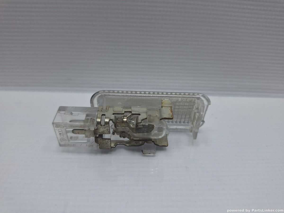 Lampa usa AUDI A4 II (8E2, B6) [ 2000 - 2005 ] 2.0 (ALT) 96KW|130HP 4B0947415