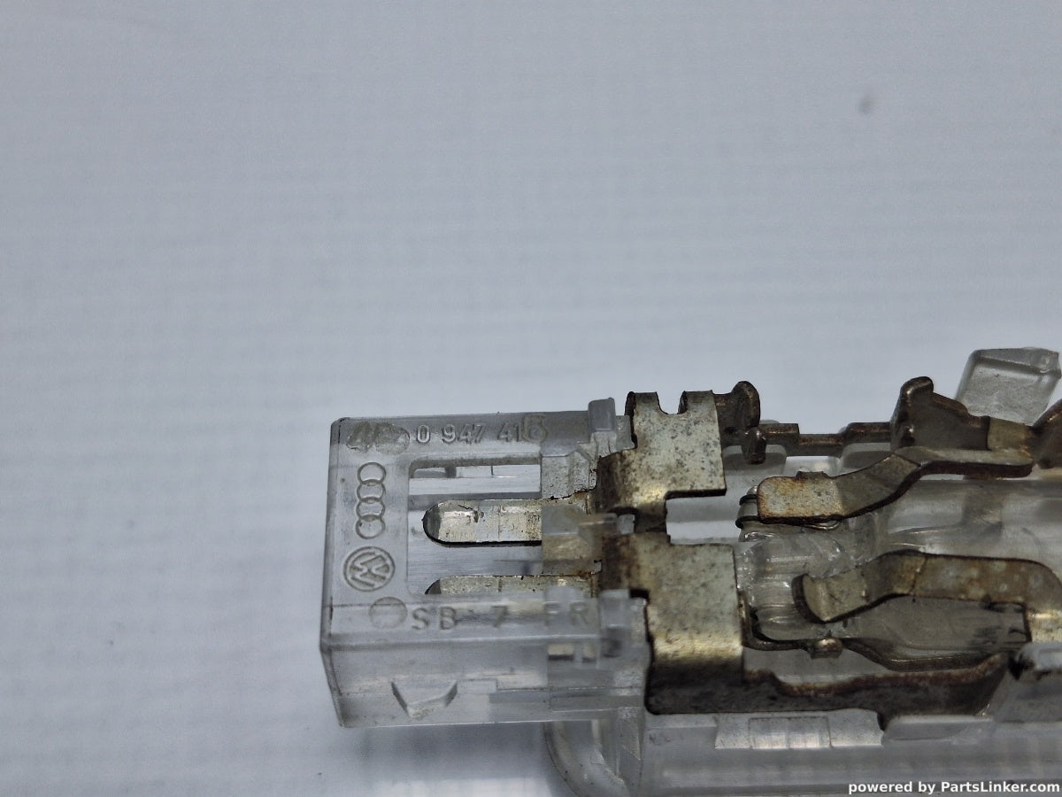 Lampa usa AUDI A4 II (8E2, B6) [ 2000 - 2005 ] 2.0 (ALT) 96KW|130HP 4B0947415