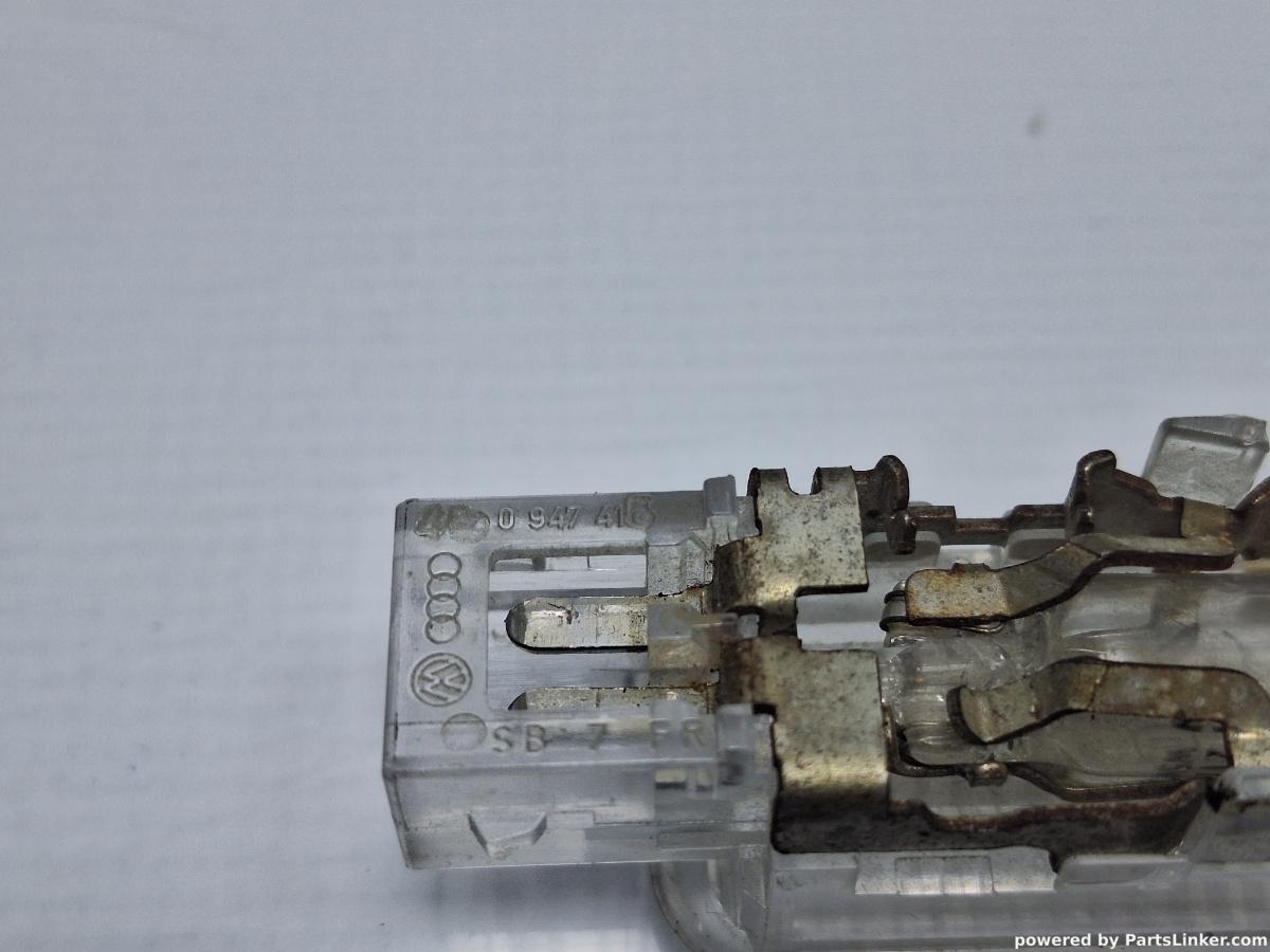 Lampa usa AUDI A4 II (8E2, B6) [ 2000 - 2005 ] 2.0 (ALT) 96KW|130HP OEM 4B0947415