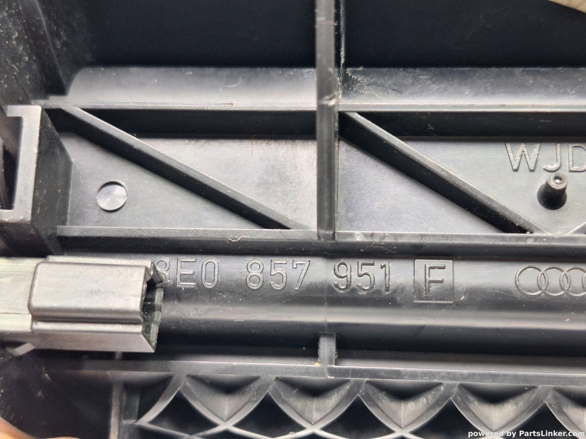 Scrumiera AUDI A4 II (8E2, B6) [ 2000 - 2005 ] 2.0 (ALT) 96KW|130HP 8E0857951F