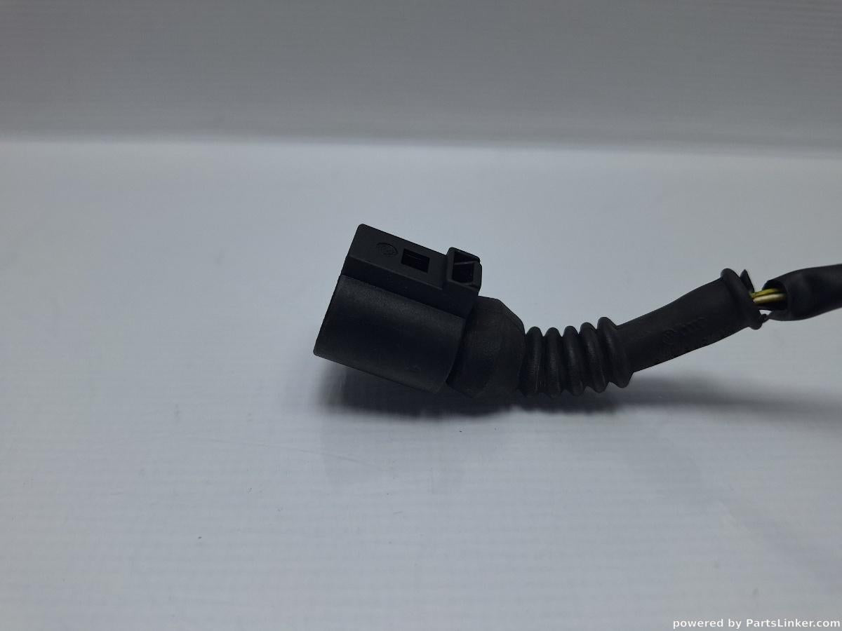 Mufa / conector 2 pini AUDI A4 II (8E2, B6) [ 2000 - 2005 ] 2.0 (ALT) 96KW|130HP OEM 1J0973722