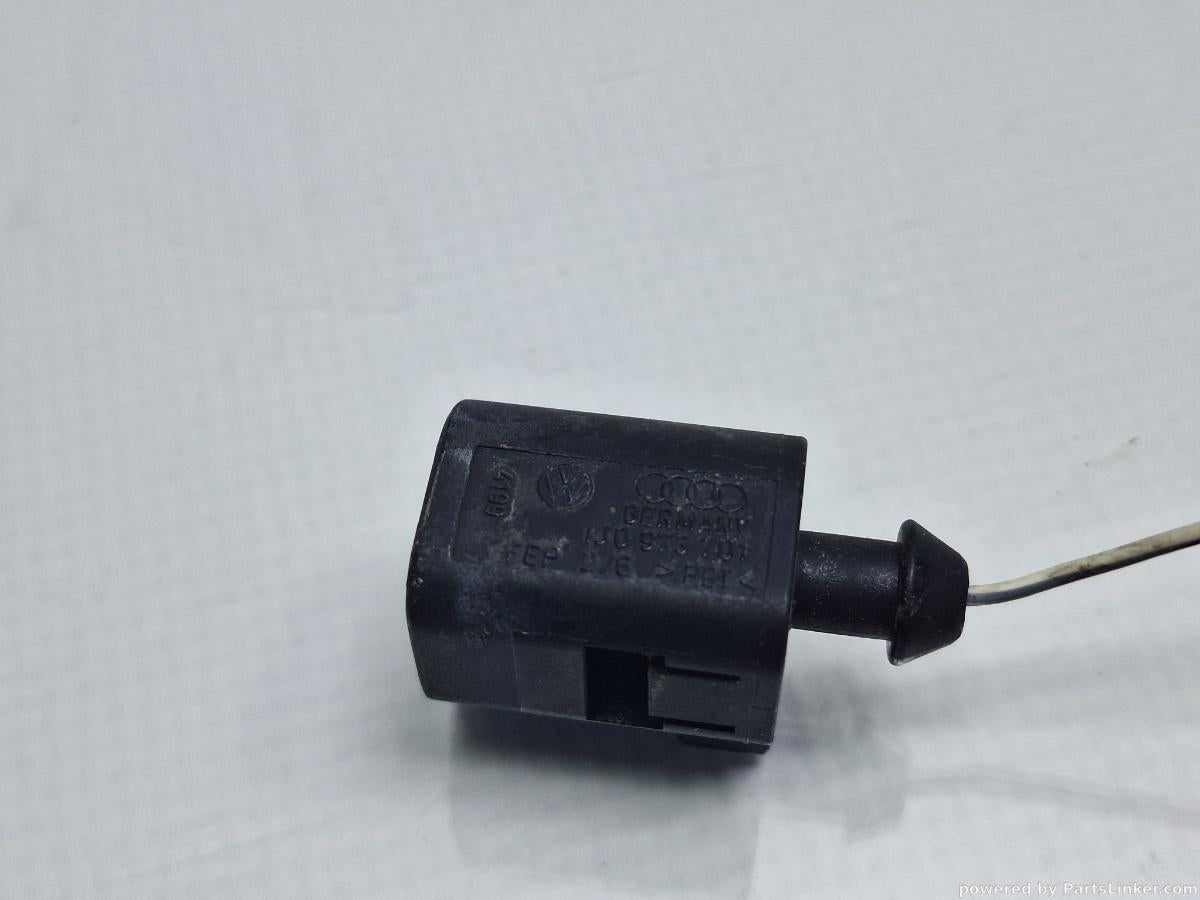 Mufa / conector 1 pin AUDI A4 II (8E2, B6) [ 2000 - 2005 ] 2.0 (ALT) 96KW|130HP OEM 1J0973701