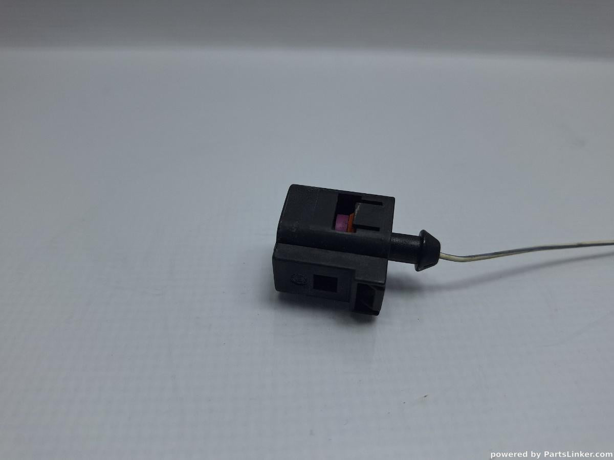 Mufa / conector 1 pin AUDI A4 II (8E2, B6) [ 2000 - 2005 ] 2.0 (ALT) 96KW|130HP OEM 1J0973701