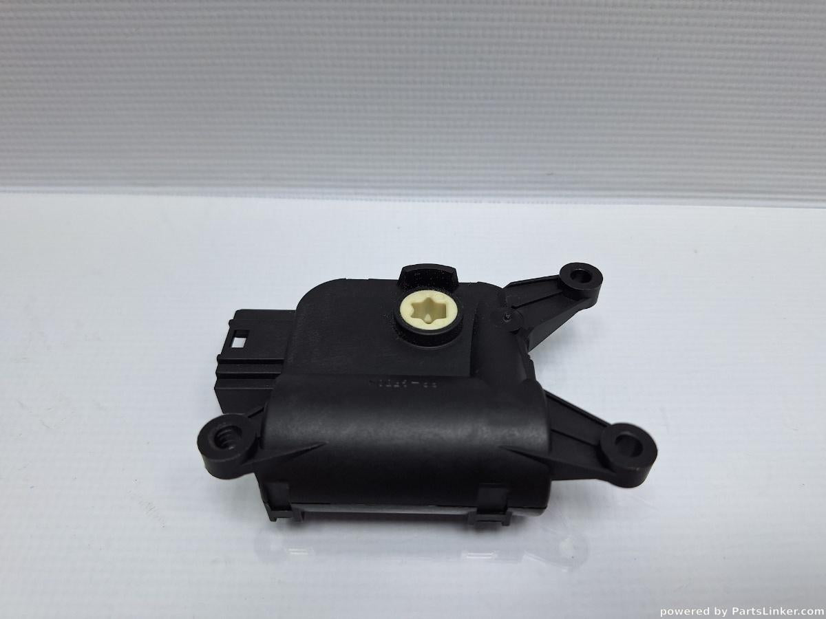 Motoras clapeta aeroterma AUDI A6 III Avant (4F5, C6) [ 2005 - 2011 ] TDI (BLB, BRE) 103KW|140HP BOSCH 0132801358 OEM 4F0820511