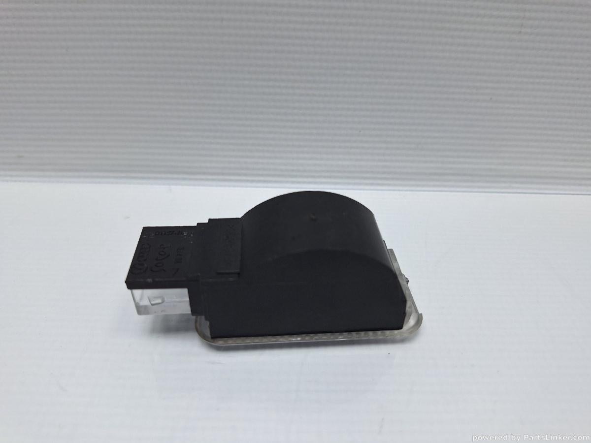 Lampa usa AUDI A6 III Avant (4F5, C6) [ 2005 - 2011 ] TDI (BLB, BRE) 103KW|140HP OEM 4B0947415A