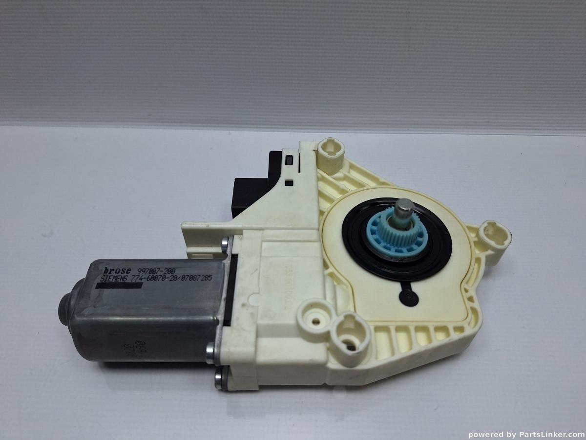 Motoras macara geam stanga spate AUDI A6 III Avant (4F5, C6) [ 2005 - 2011 ] TDI (BLB, BRE) 103KW|140HP OEM 4F0959801C