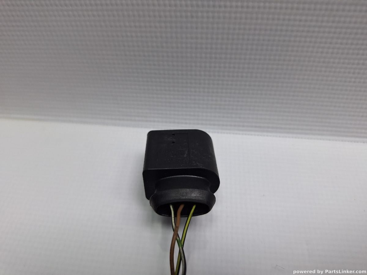 Mufa / conector 3 pini AUDI A6 III Avant (4F5, C6) [ 2005 - 2011 ] TDI (BLB, BRE) 103KW|140HP OEM 4D0971993