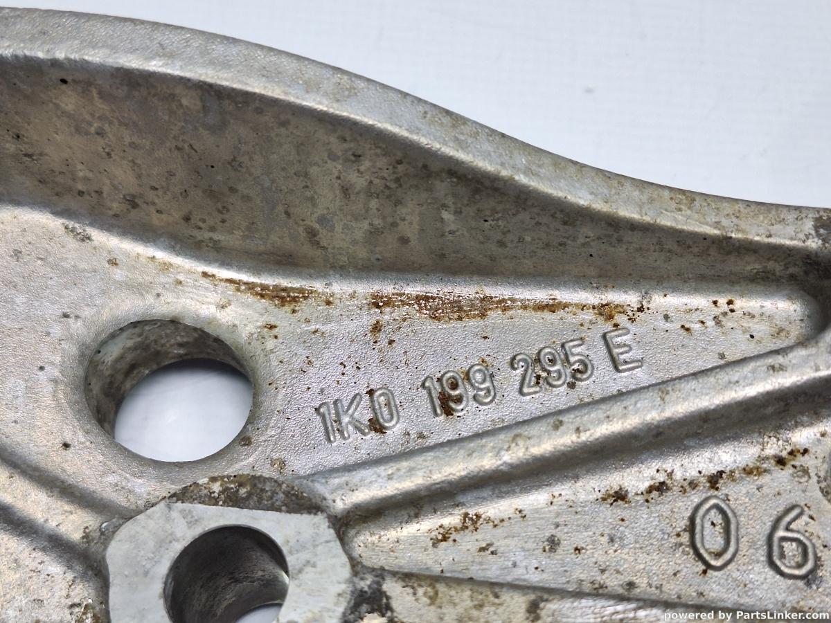 Consola brat bascula stanga fata VOLKSWAGEN GOLF V (1K1) [ 2003 - 2009 ] TDI (BKC, BLS, BXE) 77KW|105HP OEM 1K0199295E