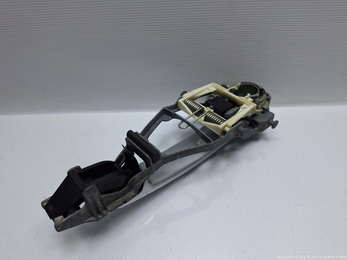 Maner exterior cu suport usa dreapta VOLKSWAGEN GOLF V (1K1) [ 2003 - 2009 ] TDI (BKC, BLS, BXE) 77KW|105HP 1K0837886A