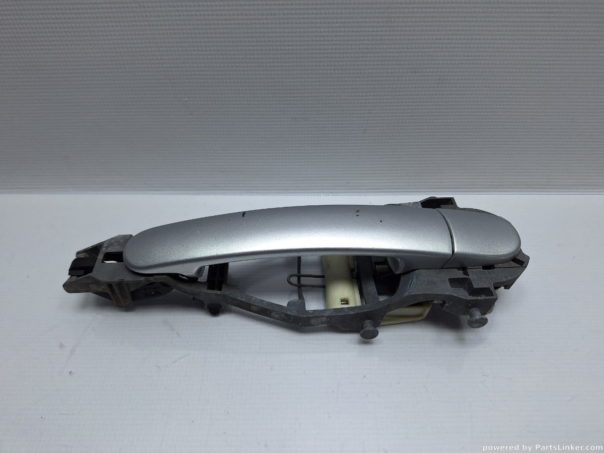 Maner exterior cu suport usa dreapta VOLKSWAGEN GOLF V (1K1) [ 2003 - 2009 ] TDI (BKC, BLS, BXE) 77KW|105HP 1K0837886A