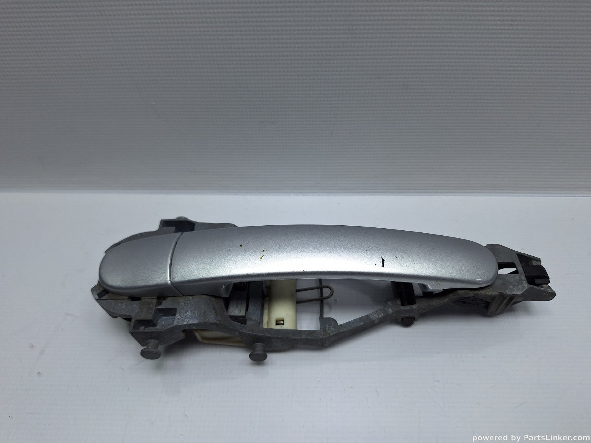 Maner exterior cu suport usa dreapta VOLKSWAGEN GOLF V (1K1) [ 2003 - 2009 ] TDI (BKC, BLS, BXE) 77KW|105HP 1K0837886A