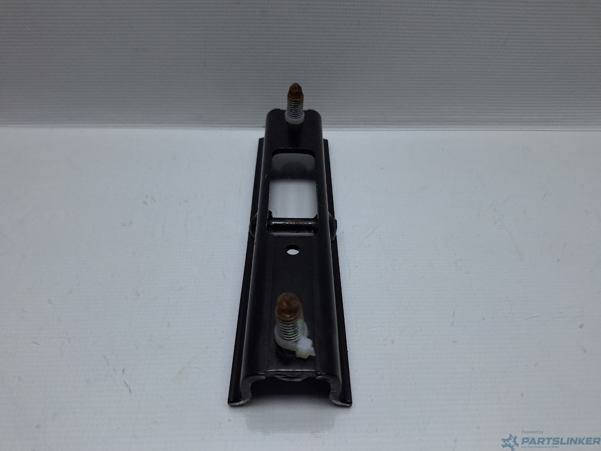 Prindere scaune pasageri VOLKSWAGEN CADDY III Estate (2KB, 2KJ, 2CB, 2CJ) [ 2004 - 2015 ] TDI (BJB, BLS) 77KW|105HP 2K0883873