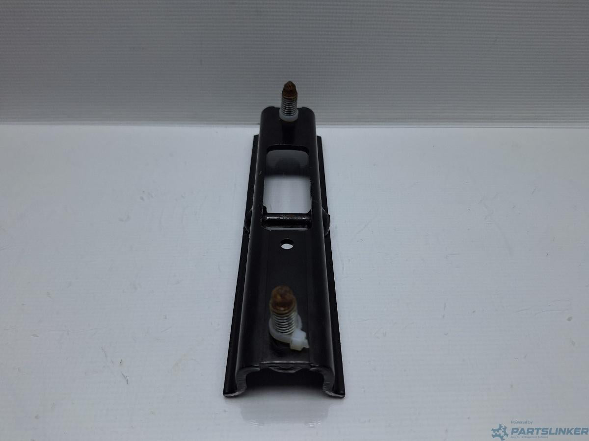 Prindere scaune pasageri VOLKSWAGEN CADDY III Estate (2KB, 2KJ, 2CB, 2CJ) [ 2004 - 2015 ] TDI (BJB, BLS) 77KW|105HP OEM 2K0883873