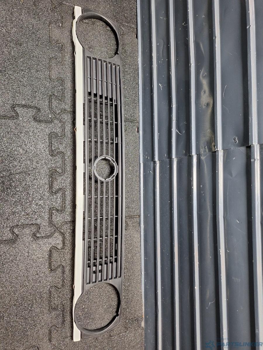 Grila cu semn VOLKSWAGEN GOLF II (19E, 1G1) [ 1983 - 1992 ] OEM 191853653