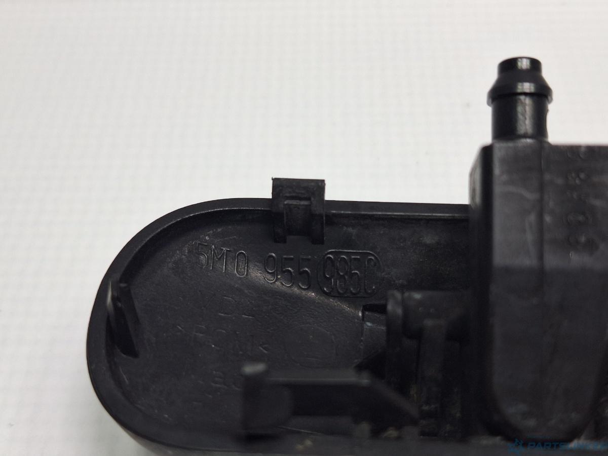 Diuza spalator parbriz VOLKSWAGEN GOLF VAN VI Variant (AJ5) [ 2009 - 2014 ] 1.6 TDi BlueMotion (CAYC) 77KW|105HP OEM 5M0955985C