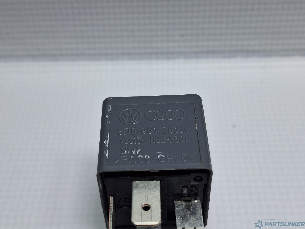 Releu 373 VOLKSWAGEN GOLF VAN VI Variant (AJ5) [ 2009 - 2014 ] 1.6 TDi BlueMotion (CAYC) 77KW|105HP 8D0951253A