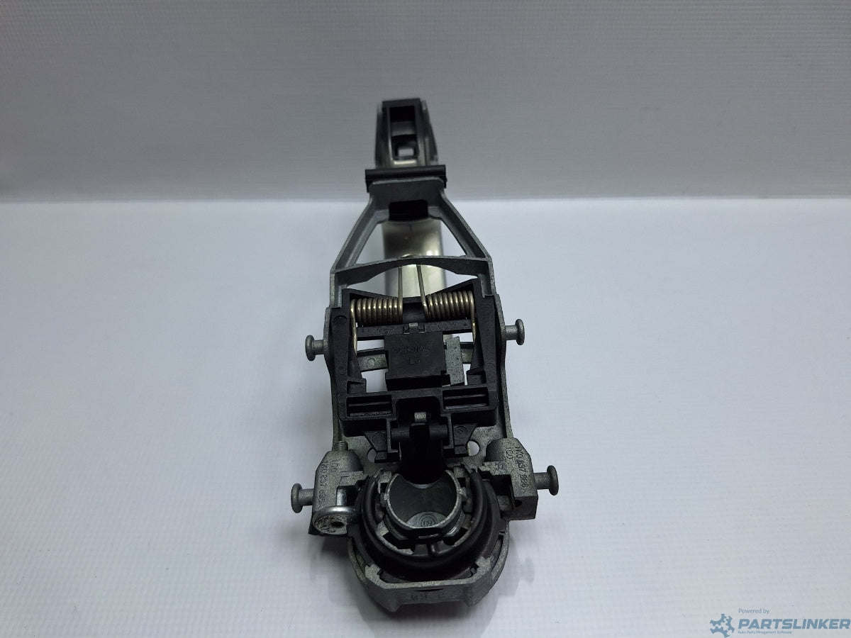 Maner exterior usa Stanga VOLKSWAGEN GOLF VAN VI Variant (AJ5) [ 2009 - 2014 ] 1.6 TDi BlueMotion (CAYC) 77KW|105HP 1K0837885A