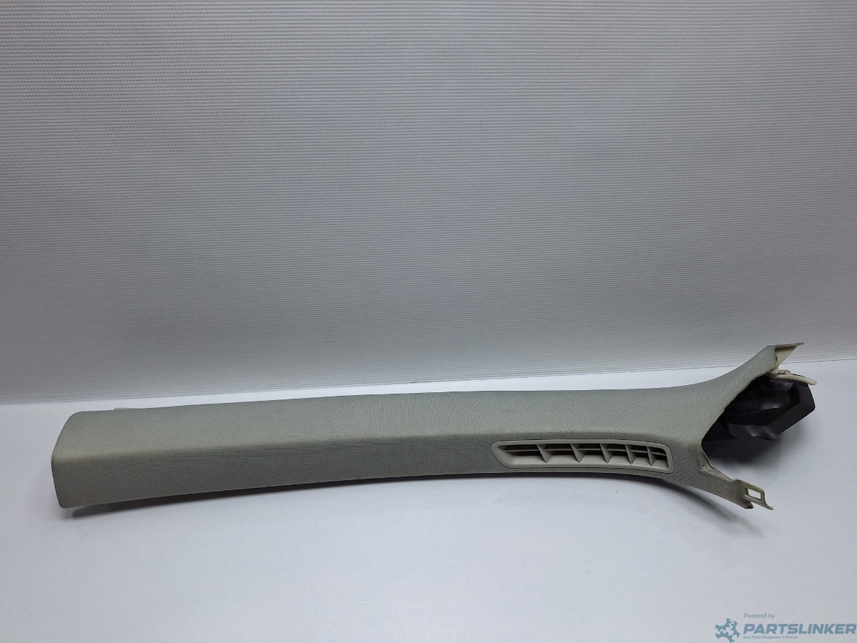 Ornament stalp parbriz Stanga VOLKSWAGEN GOLF VAN VI Variant (AJ5) [ 2009 - 2014 ] 1.6 TDi BlueMotion (CAYC) 77KW|105HP 1K9867233