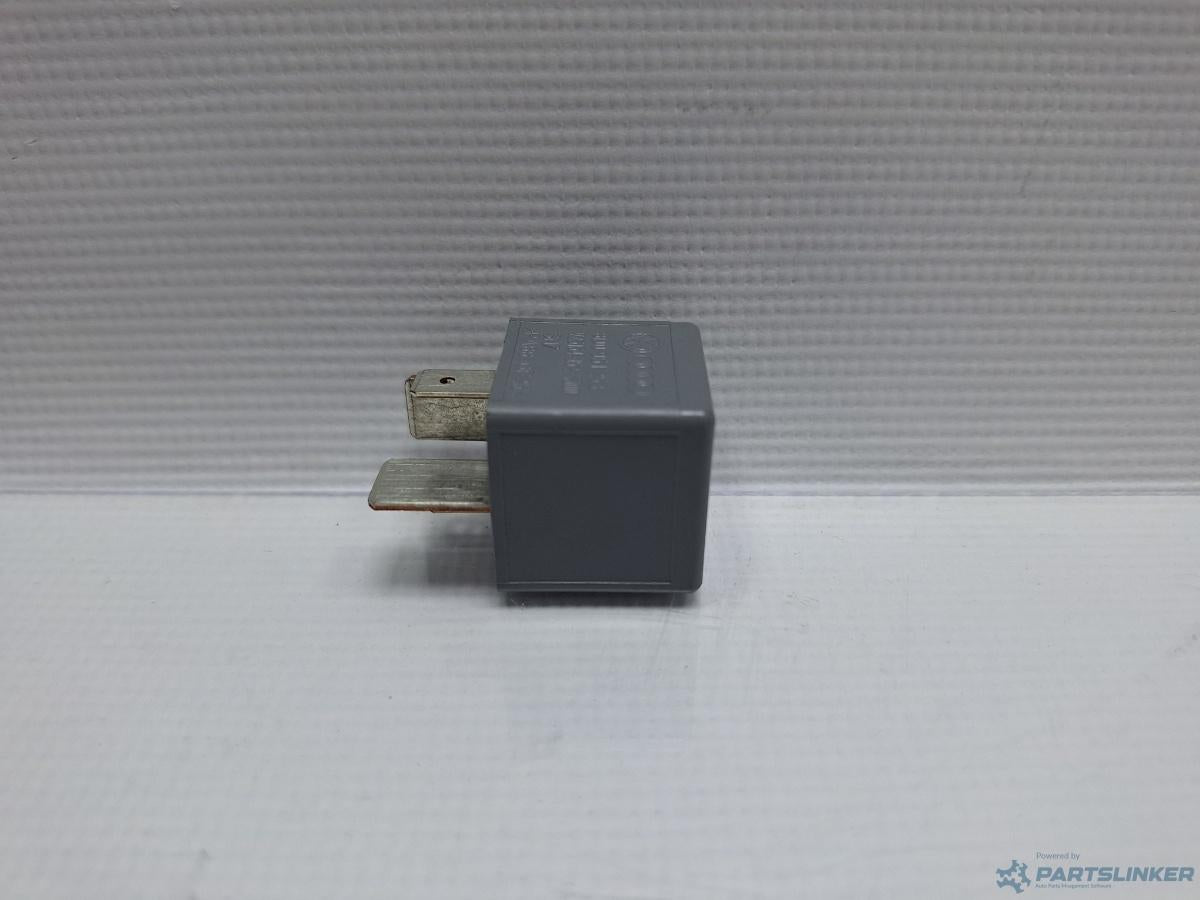 Releu 370 AUDI A6/S6 III Saloon (4F2, C6) [ 2004 - 2011 ] TDI (CAHA) 125KW|170HP OEM 8D0951253