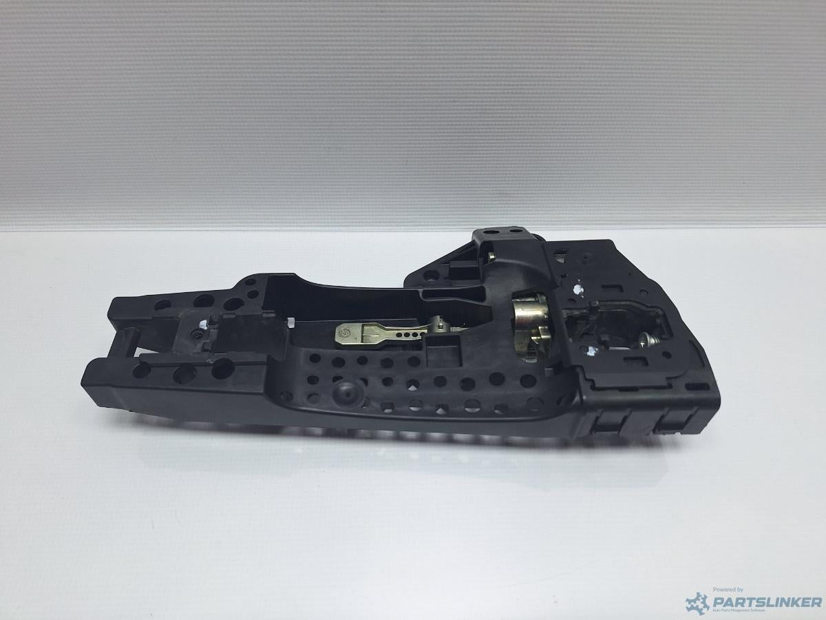 Suport maner usa dreapta AUDI A4 IV Avant (8K5, B8) [ 2007 - 2015 ] TDI (CJCD, CMFB, CSUA) 110KW|150HP OEM 8T0837886