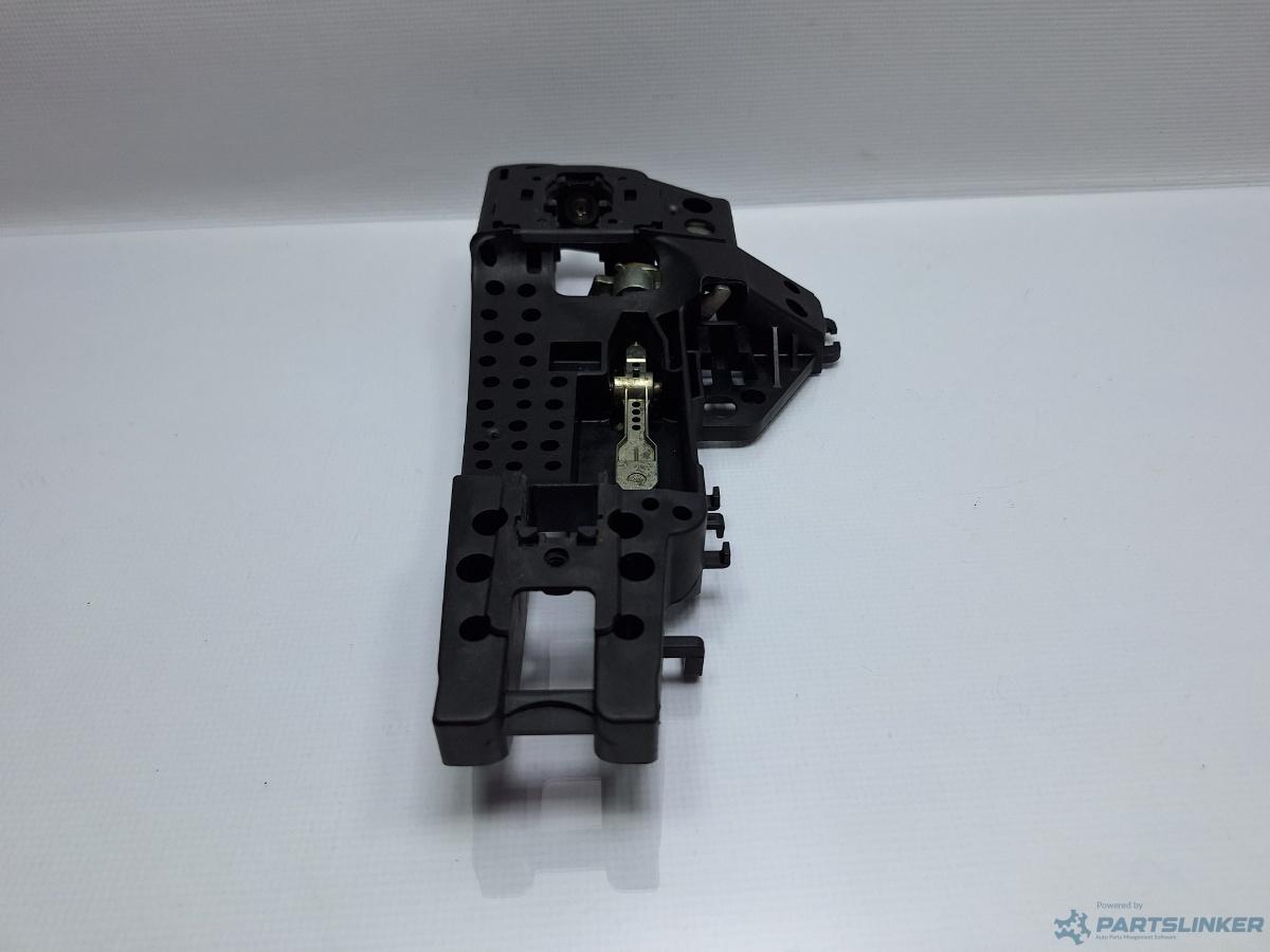 Suport maner usa stanga spate AUDI A4 IV Avant (8K5, B8) [ 2007 - 2015 ] TDI (CJCD, CMFB, CSUA) 110KW|150HP OEM 8T0837885A
