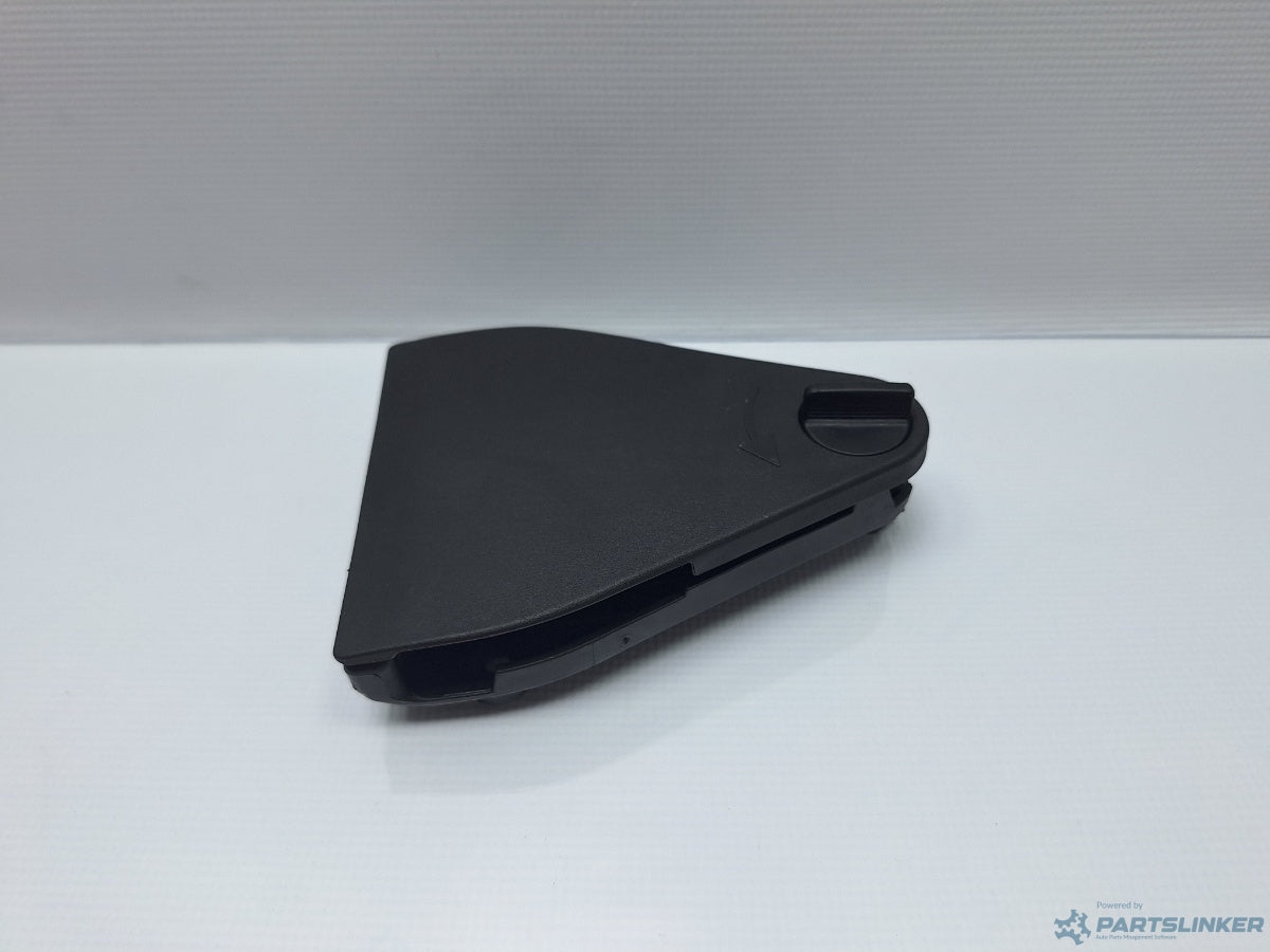 Prindere triunghi reflectorizant VOLKSWAGEN BORA (1J2) [ 1998 - 2013 ] TDI (AGR, ALH) 66KW|90HP 3B5860285B