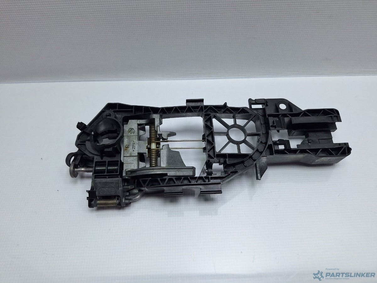 Suport maner exterior dreapta VOLKSWAGEN PASSAT CC (357) [ 2008 - 2012 ] TDI (CBAB, CFFB) 103KW|140HP 3C0837886J , 3C8839886