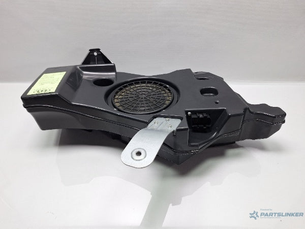Subwoofer auto AUDI A3 II Sportback (8PA) [ 2004 - 2015 ] TDI 16V (BKD, CBAB, CFFB, CLJA) 103KW|140HP 8P4035382E