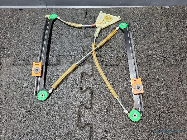 Macara geam electric dreapta fata AUDI A3 II Sportback (8PA) [ 2004 - 2015 ] TDI 16V (BKD, CBAB, CFFB, CLJA) 103KW|140HP 8P4837462B