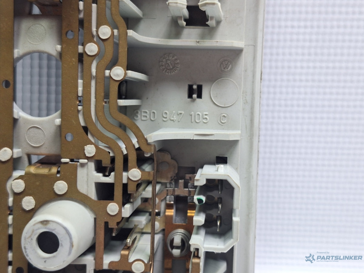 Plafoniera lumini VOLKSWAGEN TOURAN (1T1, 1T2) [ 2003 - 2010 ] TDI (BMN) 125KW|170HP 3B0947105C