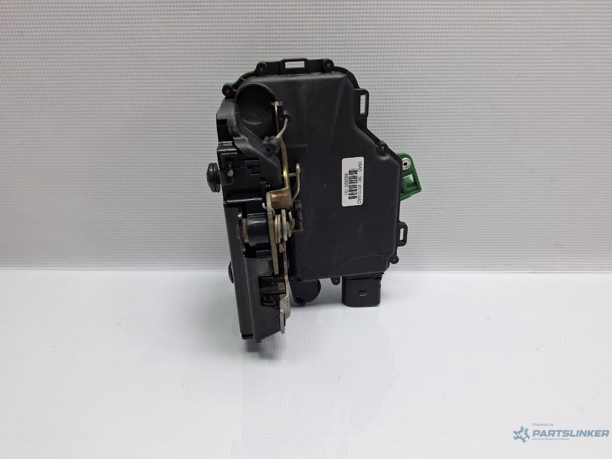 Broasca usa dreapta fata VOLKSWAGEN PASSAT (3B3) [ 2000 - 2005 ] TDI (AVB) 74KW|101HP 3B1837016AD