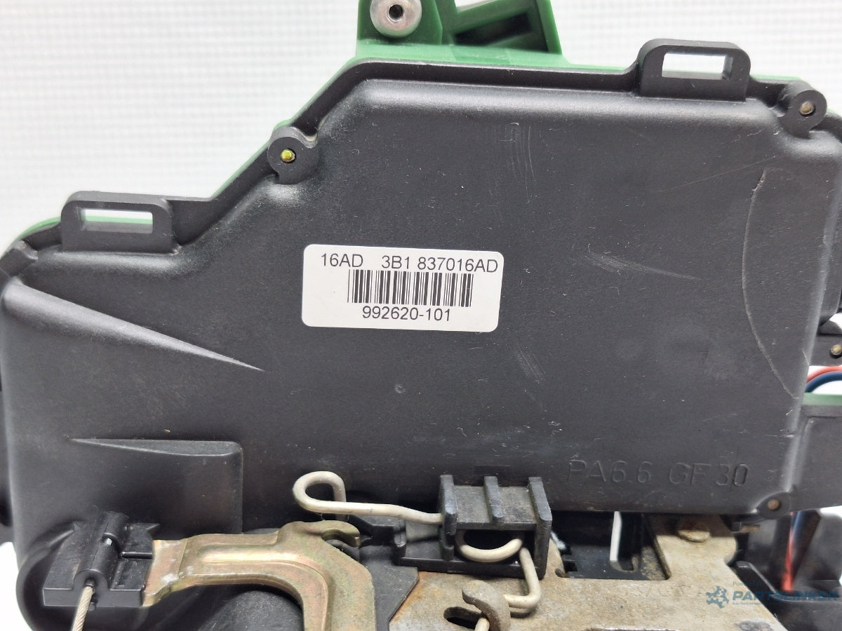 Broasca usa dreapta fata VOLKSWAGEN PASSAT (3B3) [ 2000 - 2005 ] TDI (AVB) 74KW|101HP 3B1837016AD