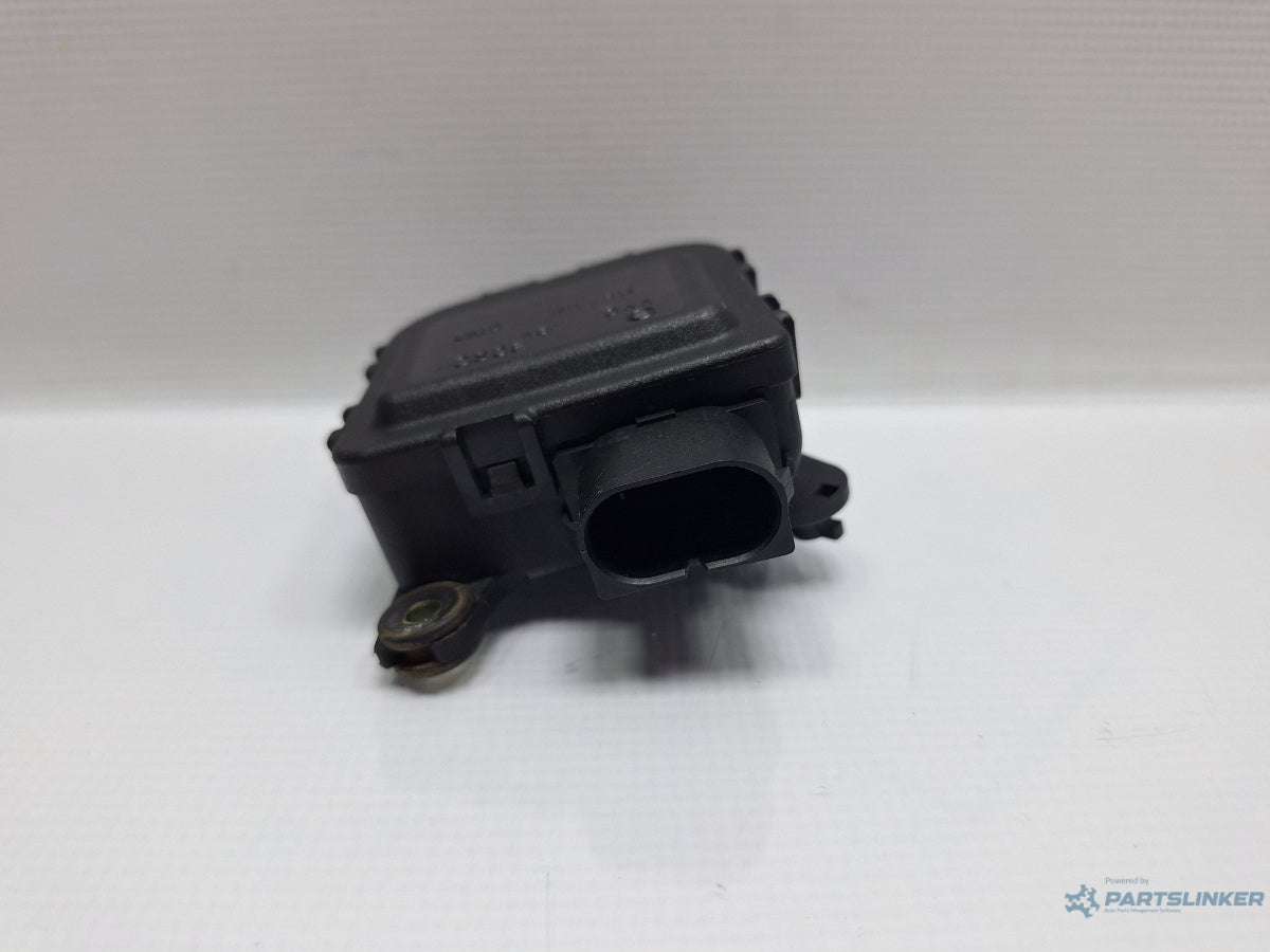 Motoras clapeta aeroterma VOLKSWAGEN PASSAT (3B3) [ 2000 - 2005 ] TDI (AVB) 74KW|101HP 8D1820511B