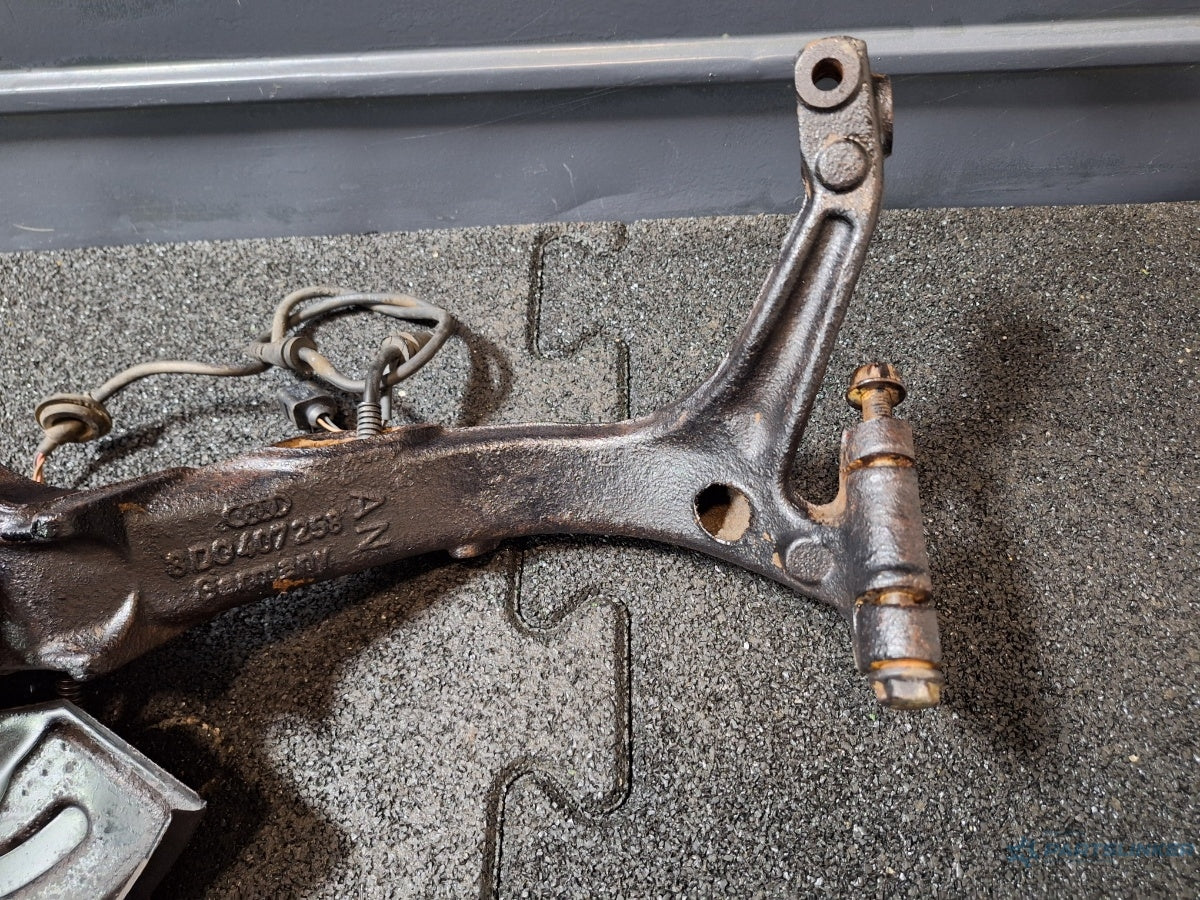 Fuzeta dreapta fata VOLKSWAGEN PASSAT (3B3) [ 2000 - 2005 ] TDI (AVB) 74KW|101HP 8D0407258AN